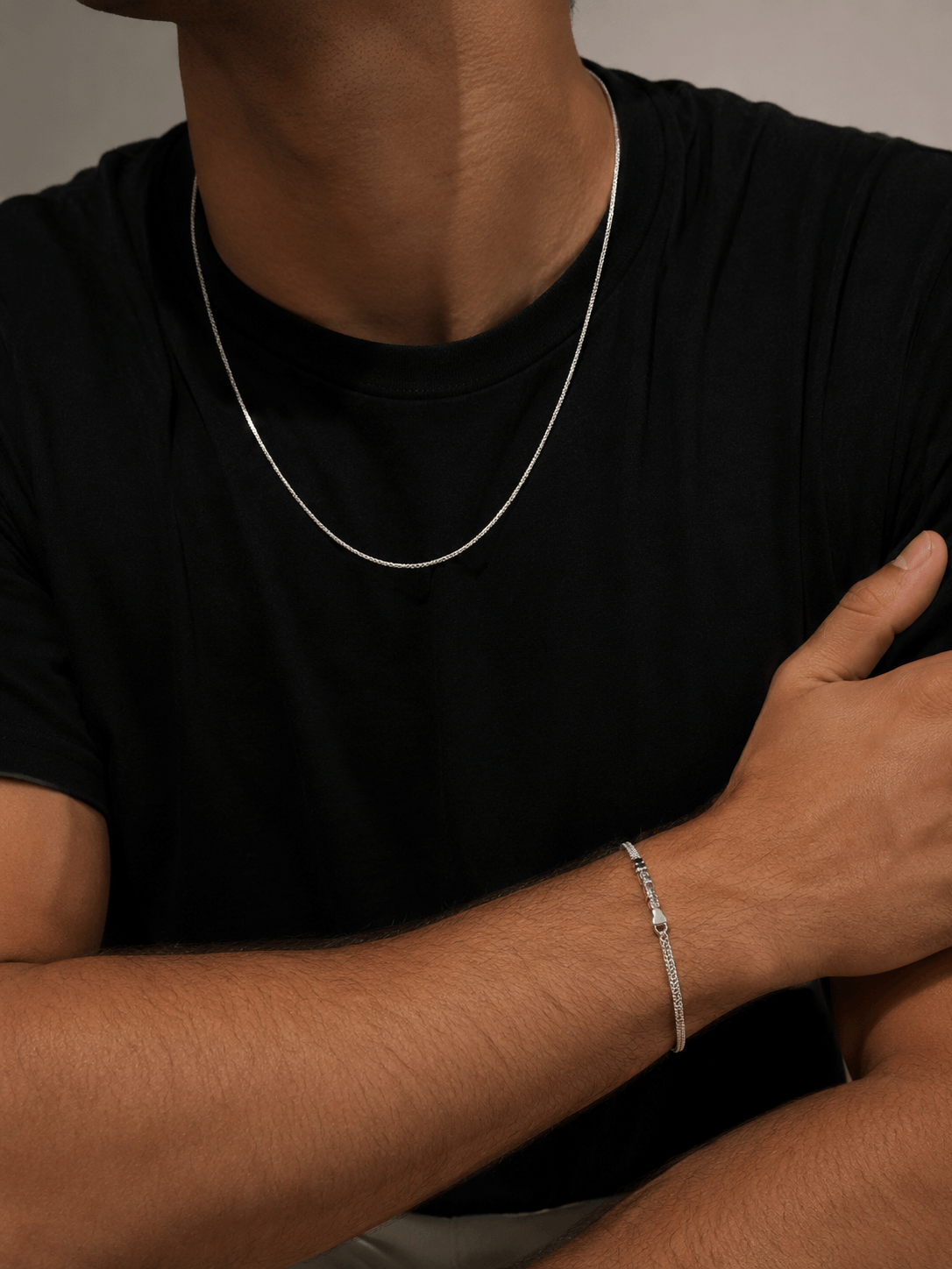 Modelo masculino com corrente e pulseira Axxen